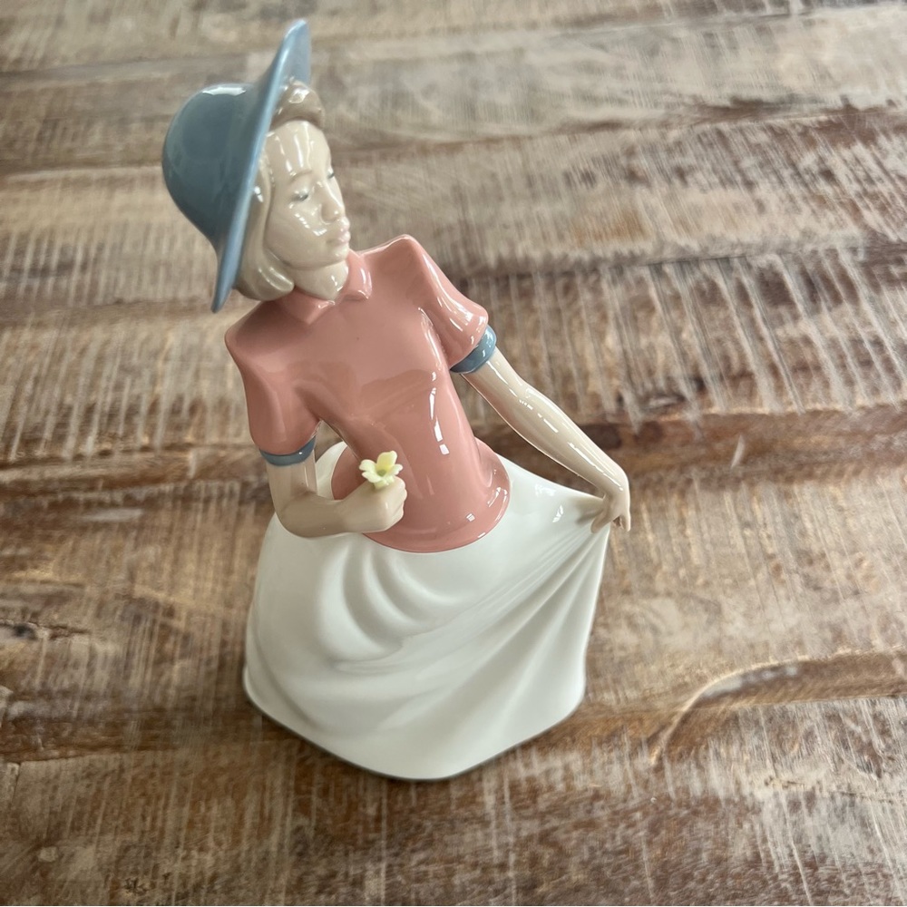 Lladro Nao romantica figurine 01304 in prescribe conditions. No cracks. With box